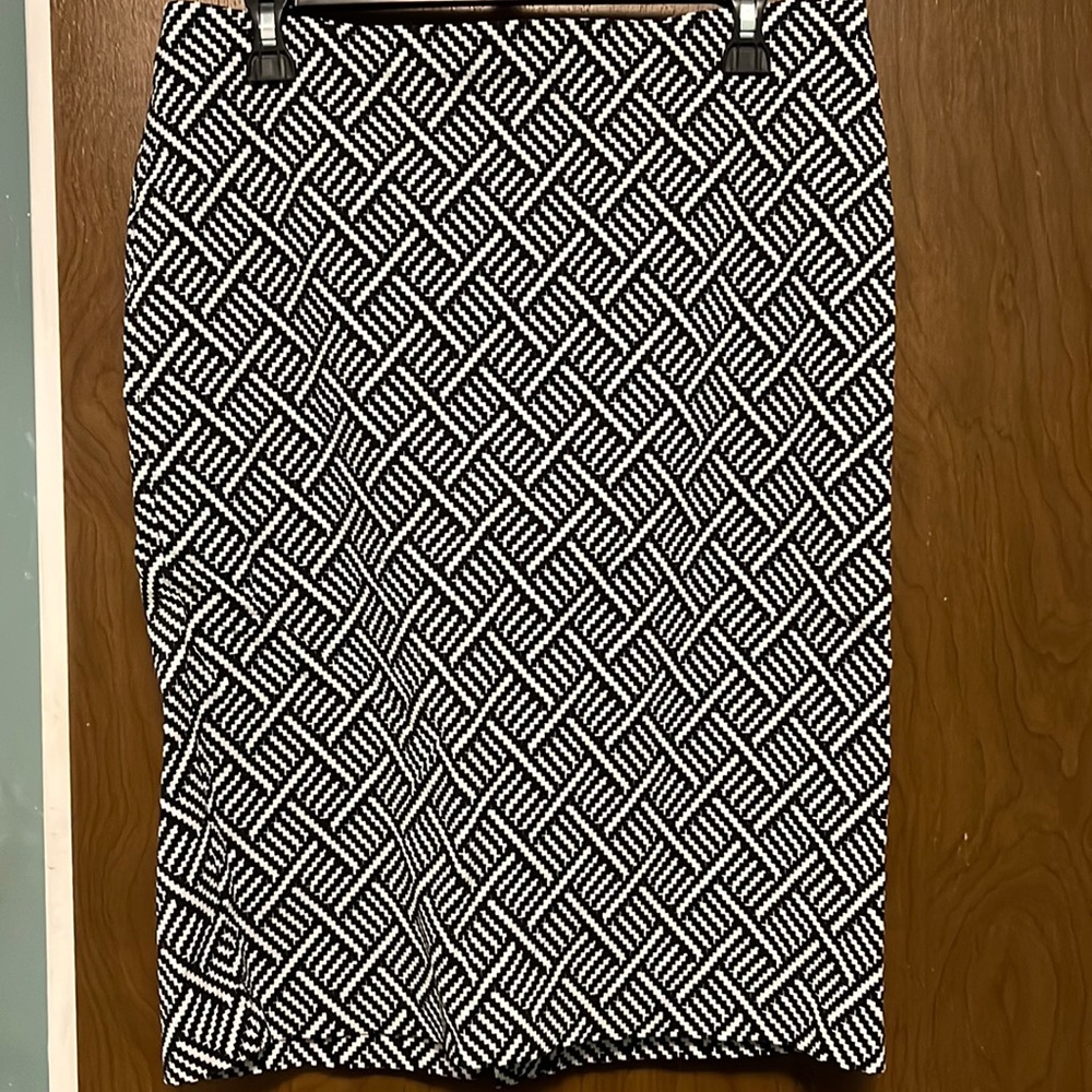 Women’s Linda Matthews black and white skirt size L